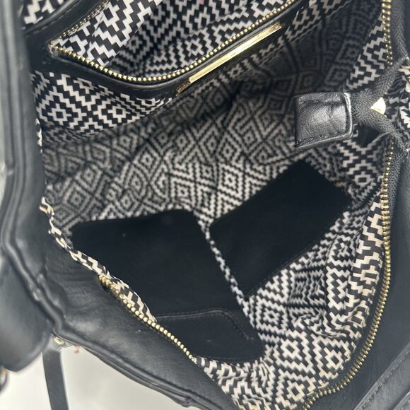 Stylish Black Leather Shoulder Bag With Geometric Lining & Multiple Zippers - Picture 6 of 9